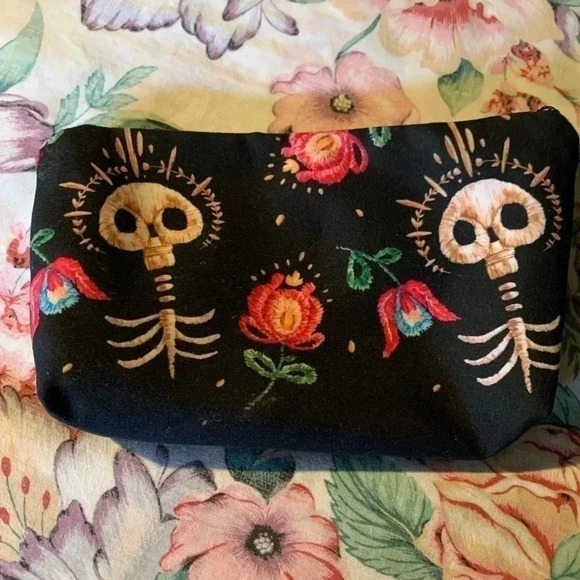 Skeleton on the front with flower pattern ladies makeup bag - Picture 1 of 3